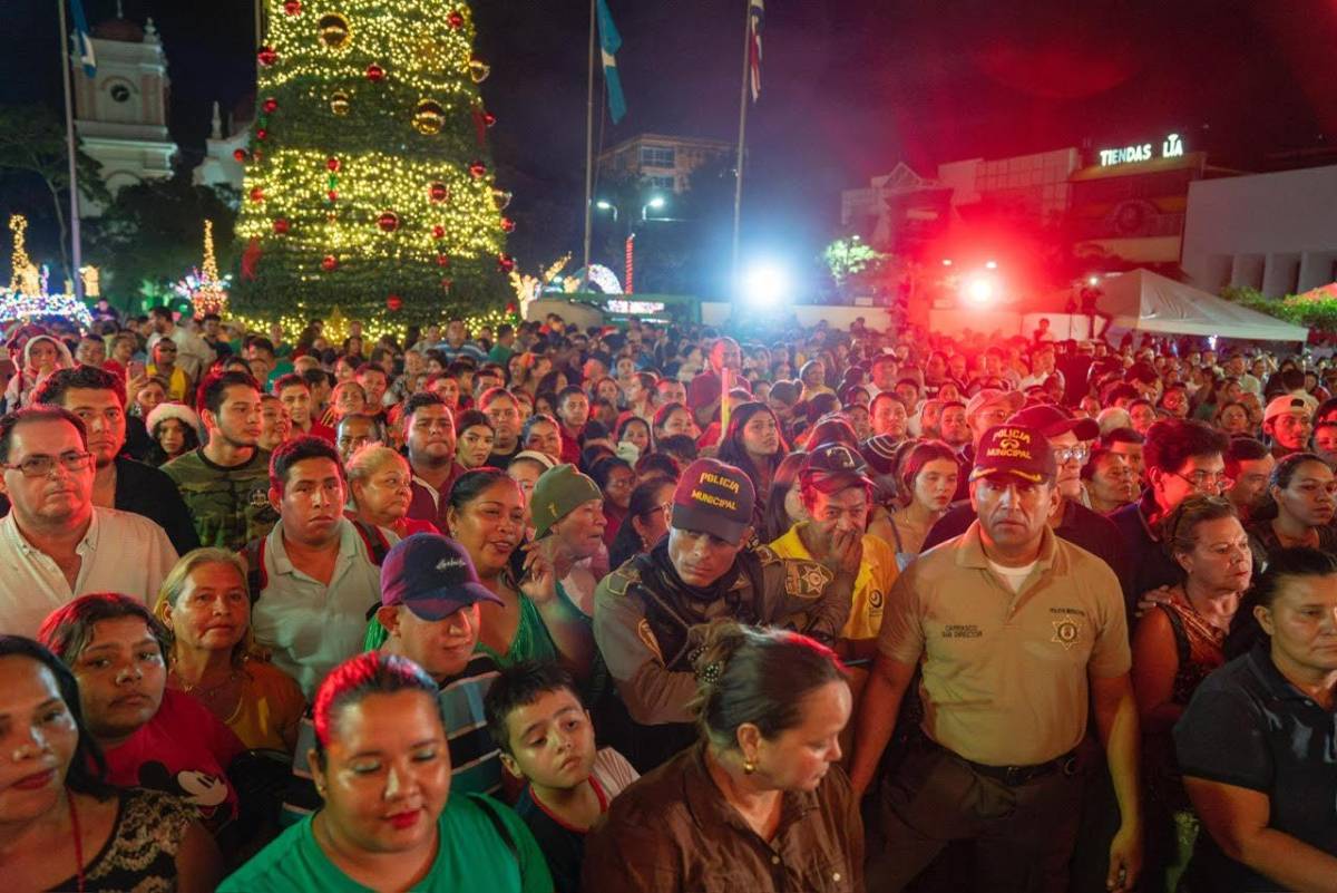 Así disfrutan los sampedranos el inicio de la Navidad en el parque central