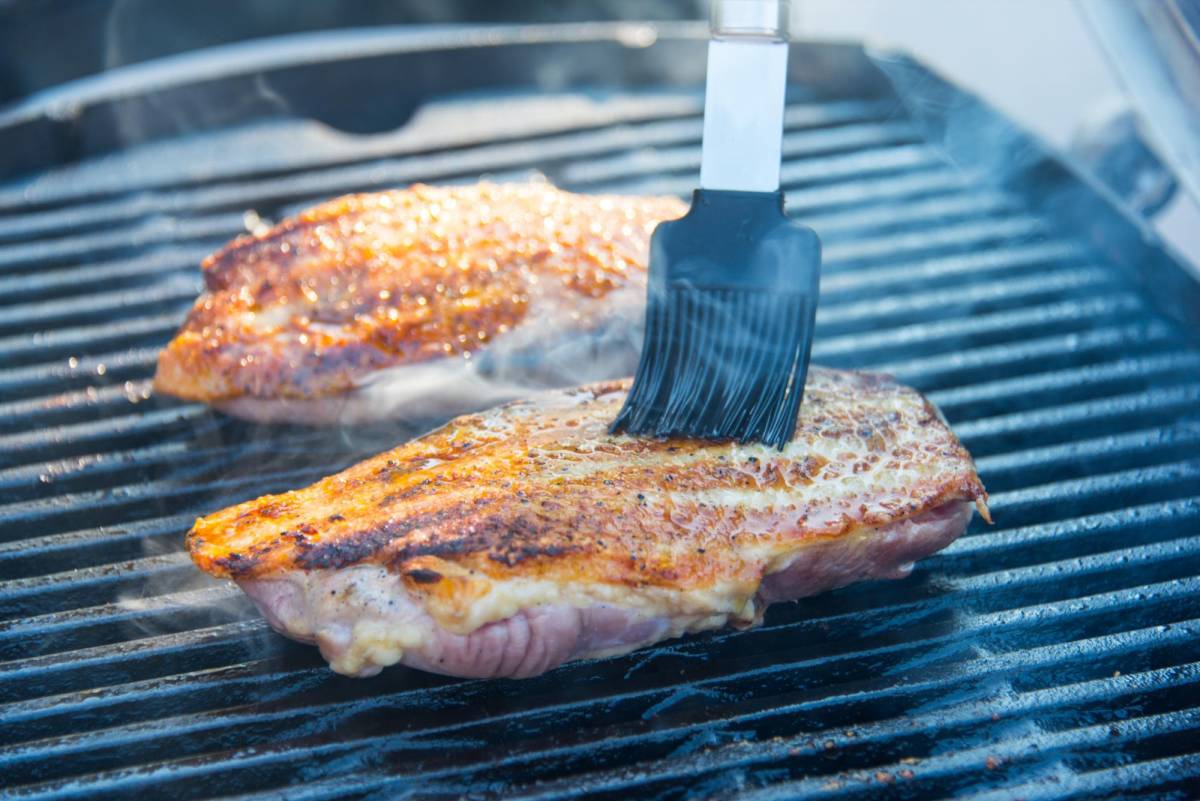 La brocha es útil para intensificar el sabor de tus carnes y evitar que las mismas se resequen.