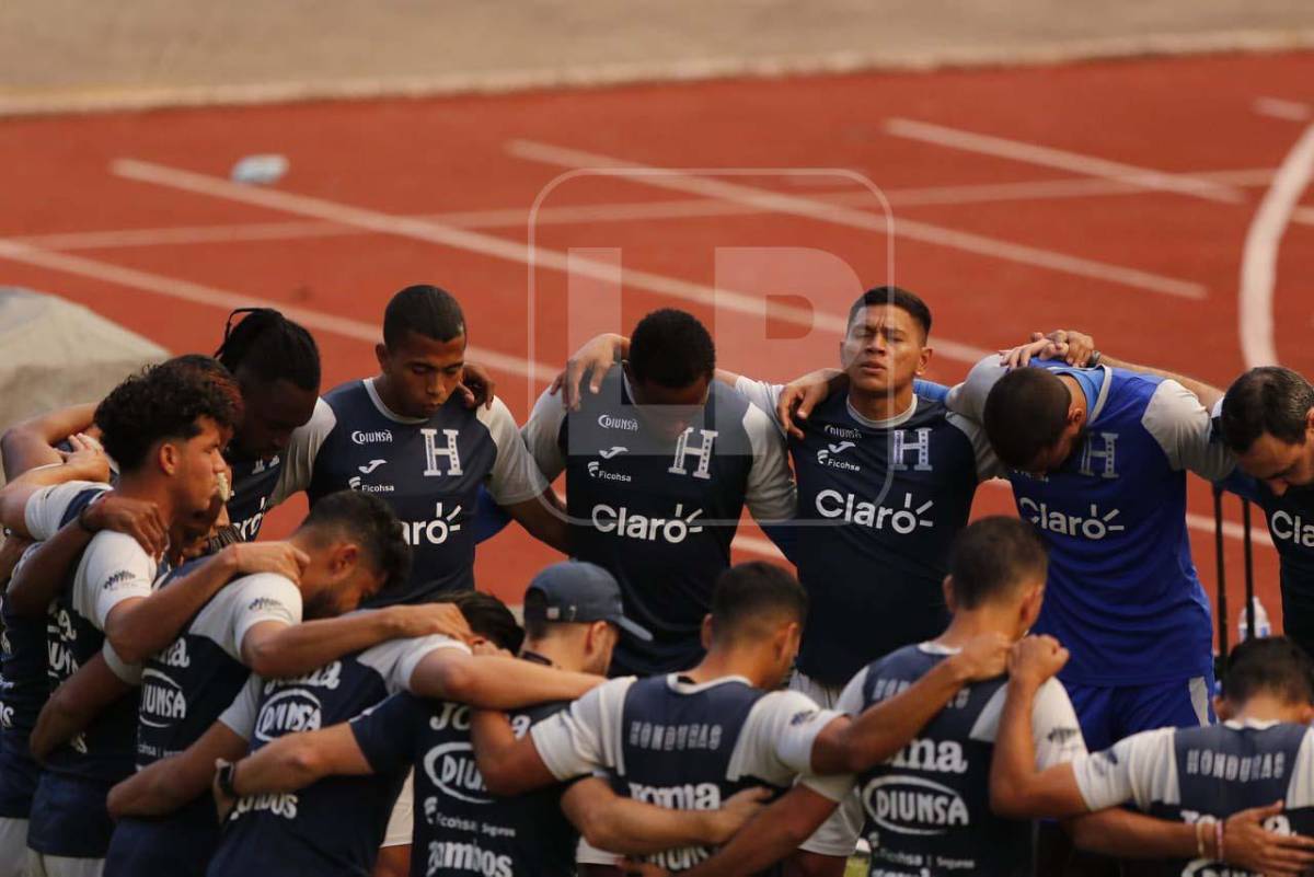 Antes de realizar la última práctica, la plantilla de la Bicolor realizó una oración.