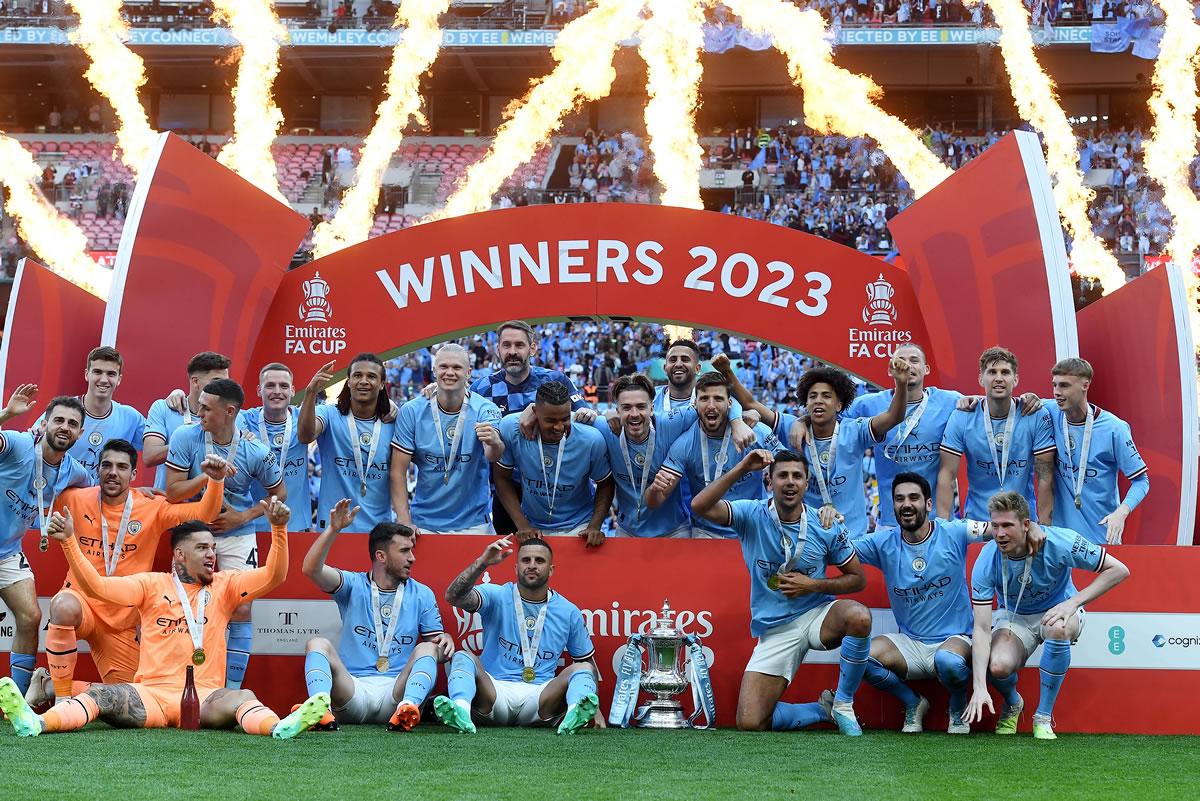 Los jugadores del Manchester City posando con el trofeo de campeones de la FA Cup.