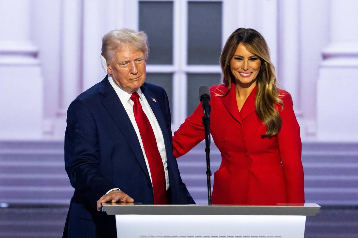 La ex primera dama Melania Trump (d) y el candidato presidencial republicano y ex presidente Donald Trump durante Convención Nacional Republicana.