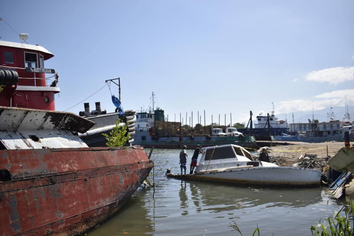 Buscan retirar barcos hundidos que amenazan la navegación en La Ceiba