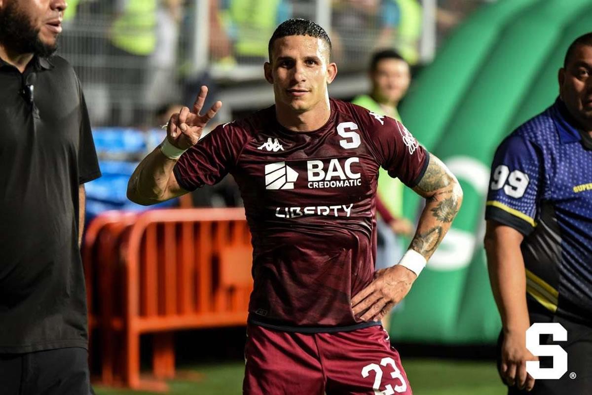 Luis Paradela ha destacado en el Saprissa de Costa Rica.