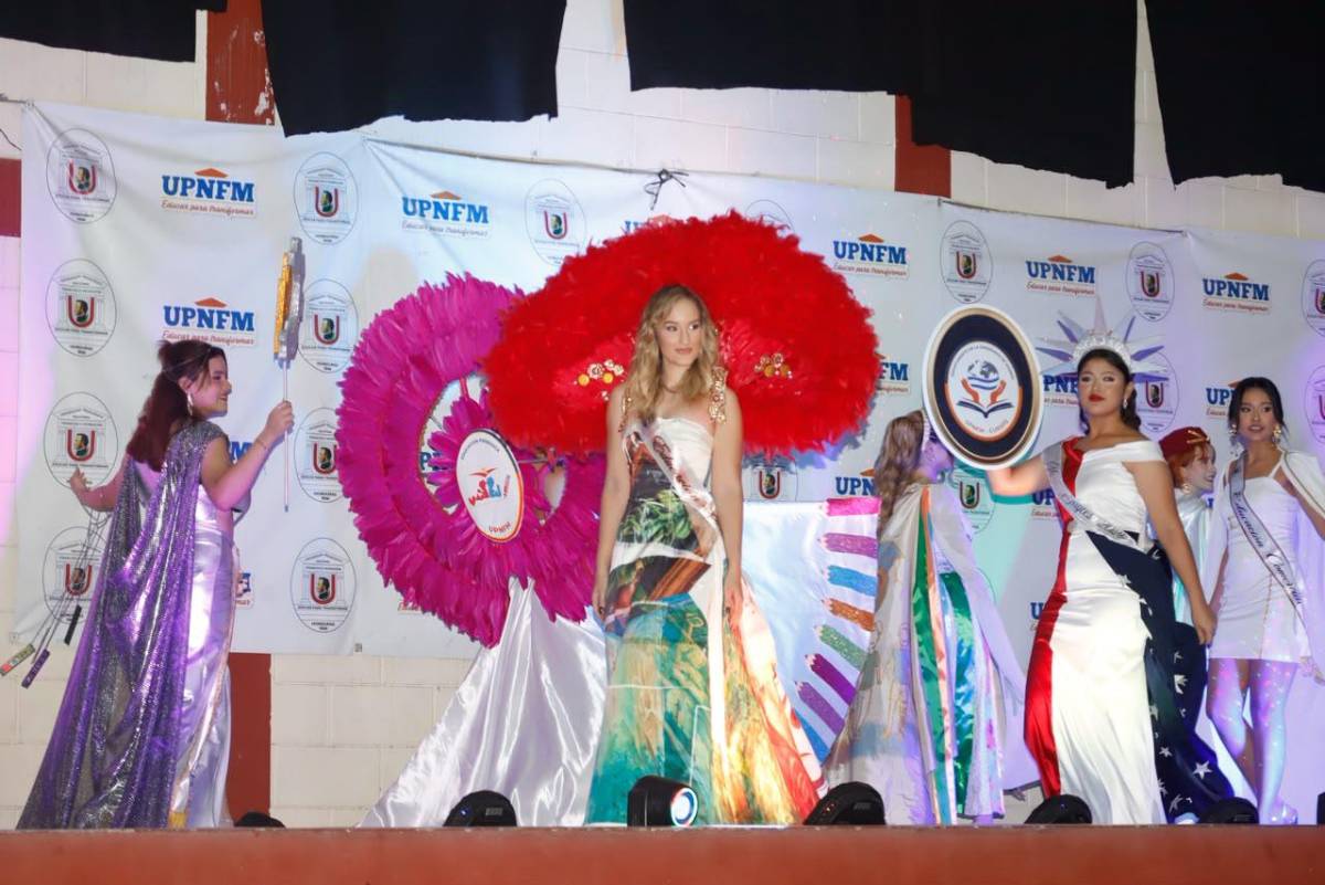 Trajes temáticos y ambiente en la elección de la Señorita Aniversario en la UPNFM-SPS