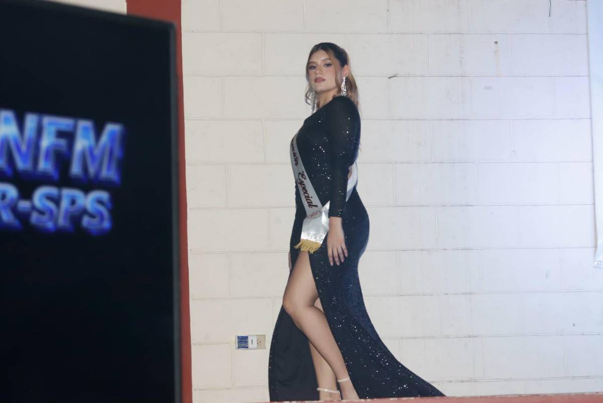 Trajes de gala en la elección de la Señorita Aniversario de la UPNFM-SPS