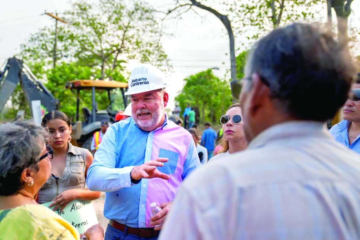 <b>El alcalde Roberto Contreras durante la colocación de la primera piedra en El Zapotal junto a pobladores y funcionarios.</b>