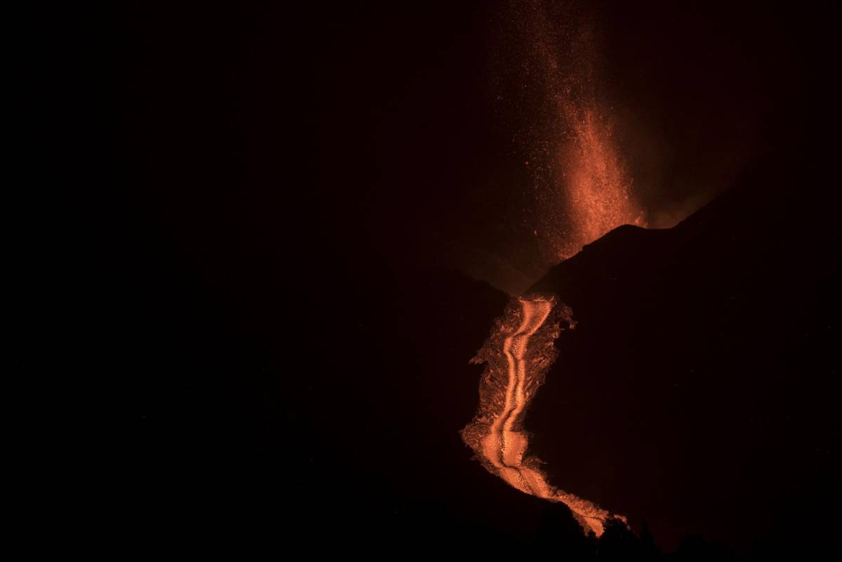Nuevo río de lava del volcán La Palma amenaza con destruir todo a su paso