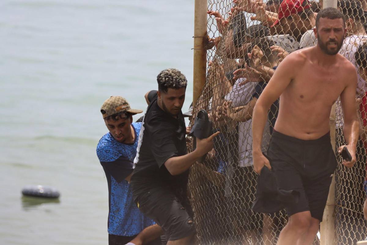 El caos se apodera de la frontera de Ceuta: miles de jóvenes quieren llegar a España