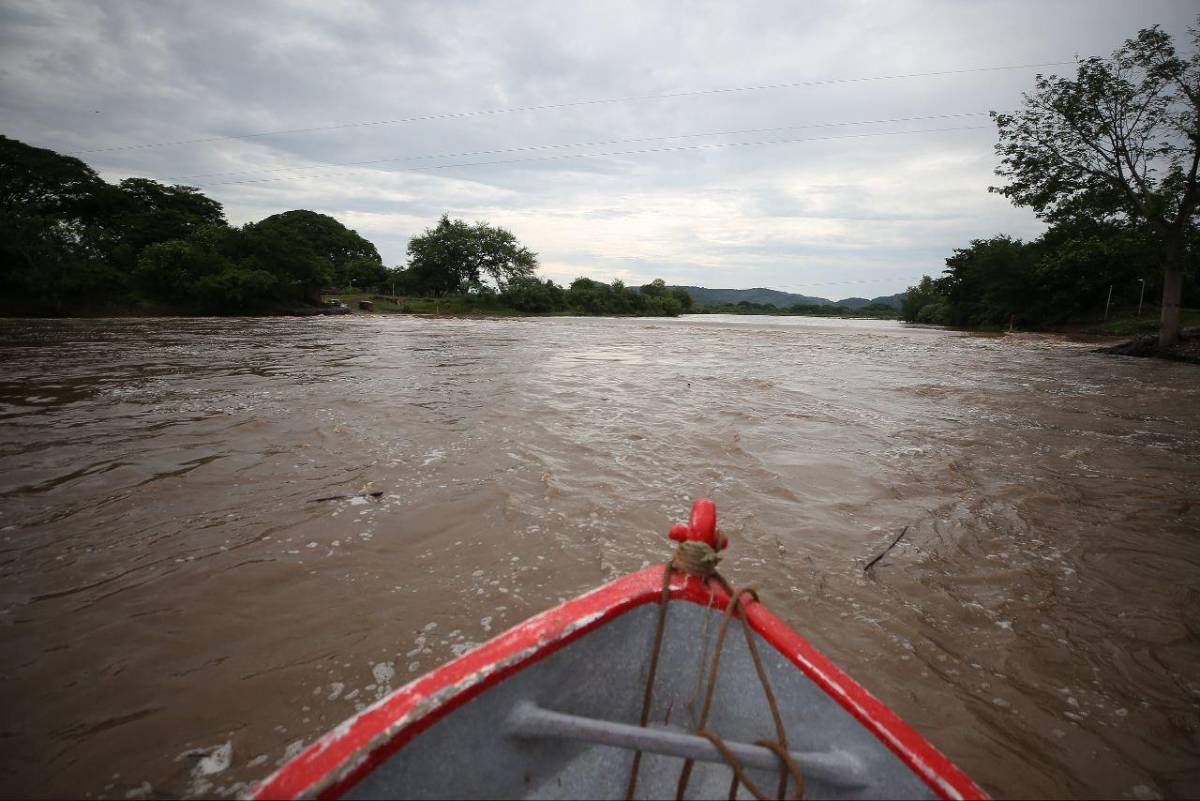 Miles de familias incomunicadas por lluvias del huracán Erick categoría 3