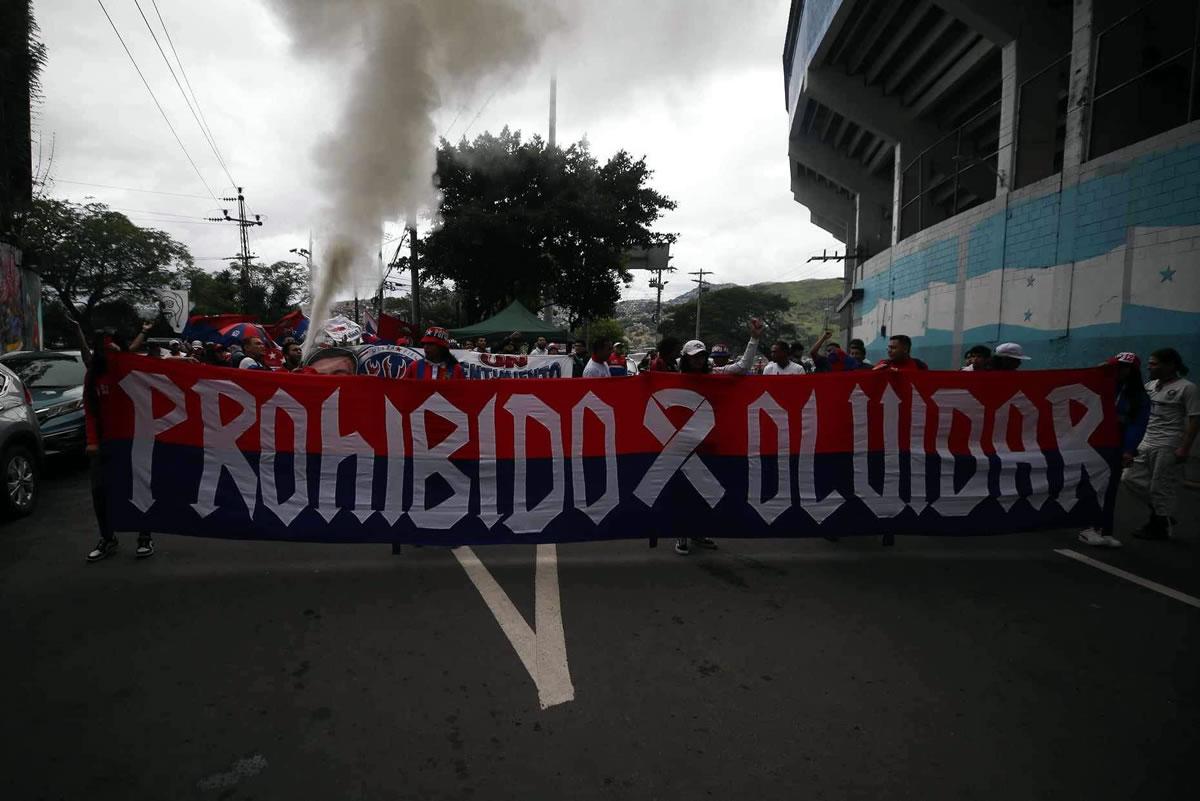 La barra del Olimpia llegando al estadio Nacional Chelato Uclés para el partido contra la UPN.