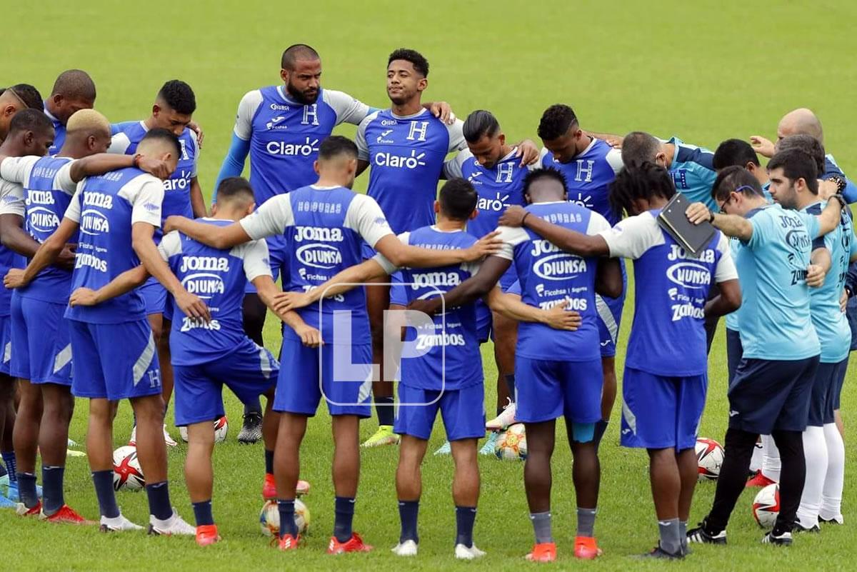 Los jugadores y cuerpo técnico de la Selección de Honduras realizaron una oración antes del entrenamiento en el estadio Olímpico.