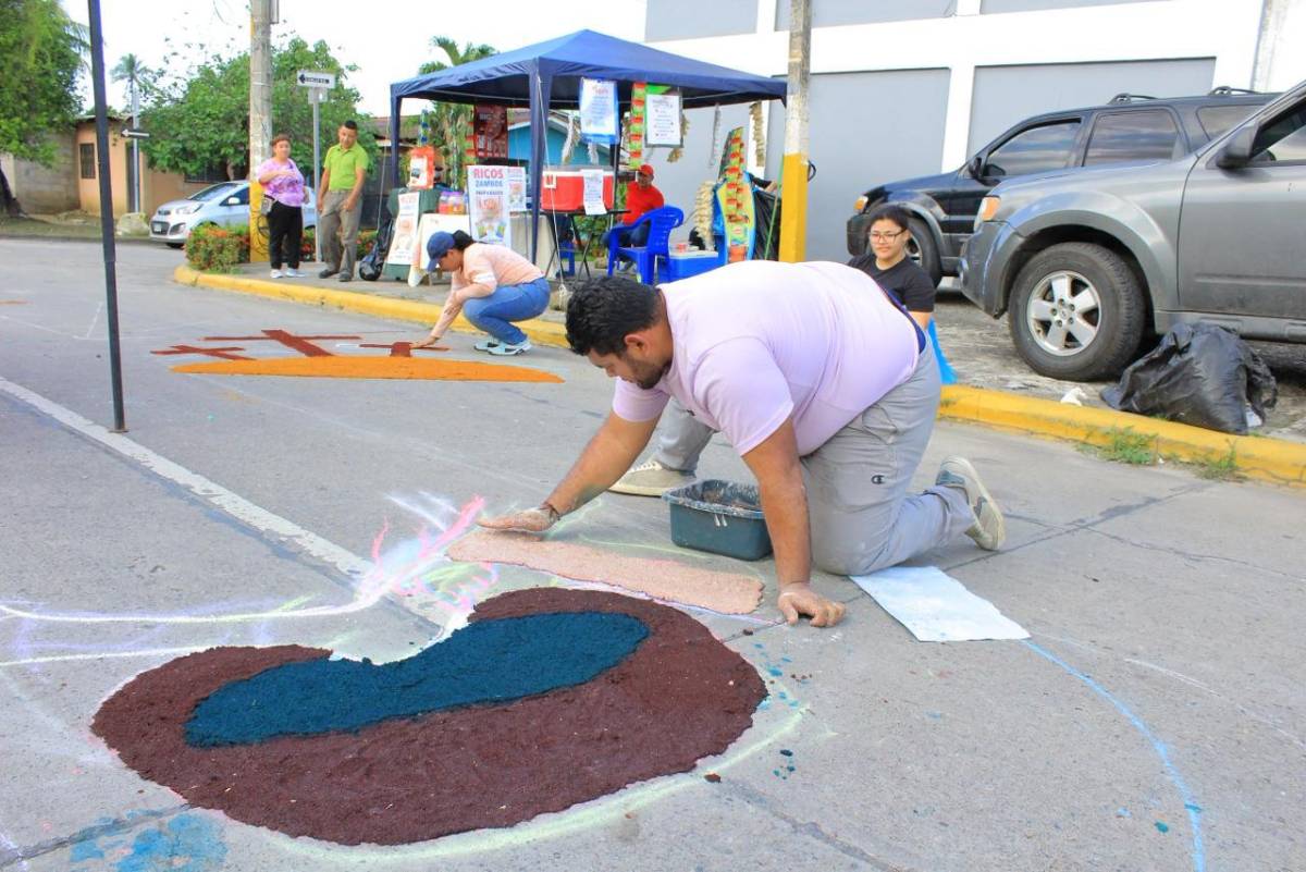 Fe y tradición se entrelazan en las alfombras del Santo Entierro en Barandillas