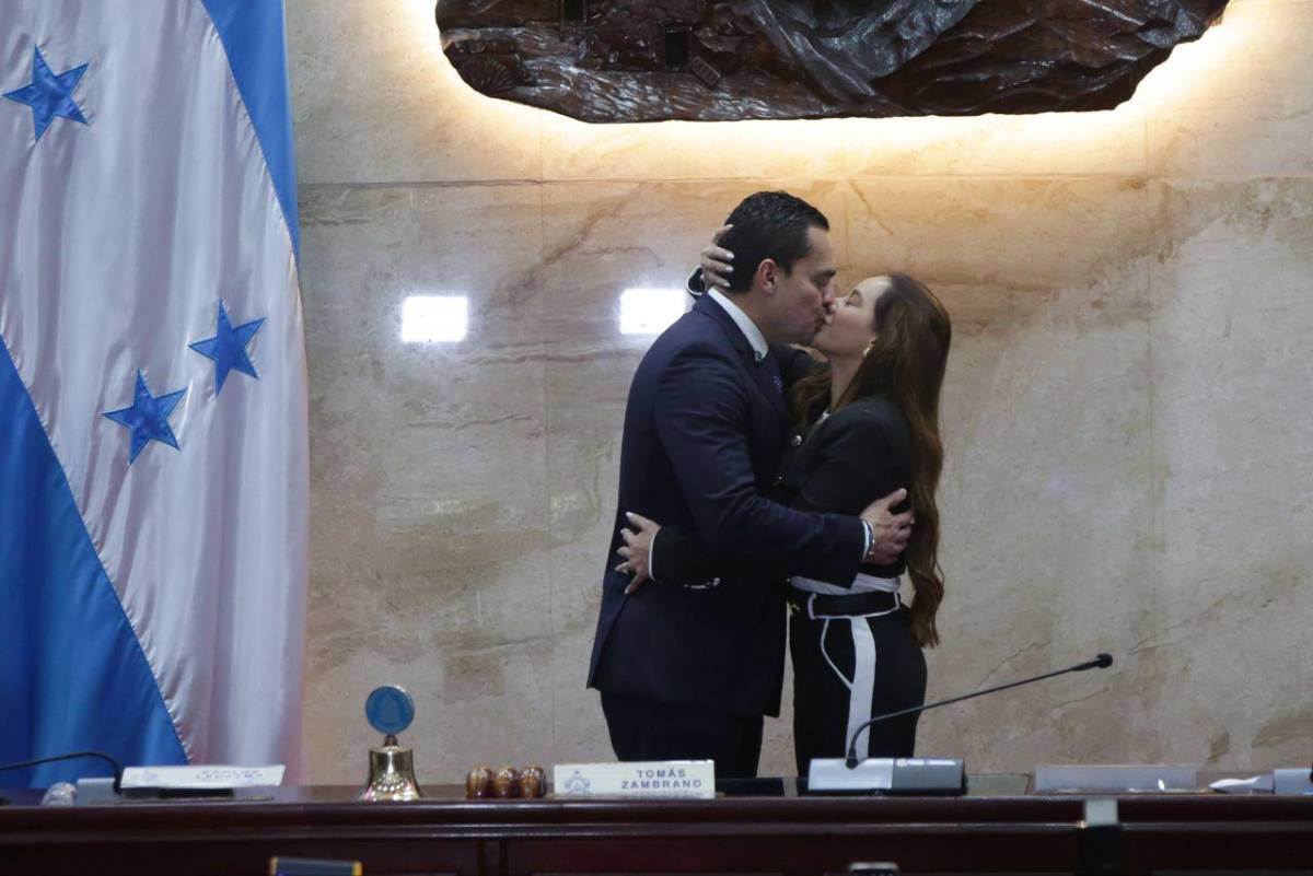 Tomás Zambrano celebra con euforia su elección como presidente electo del Congreso