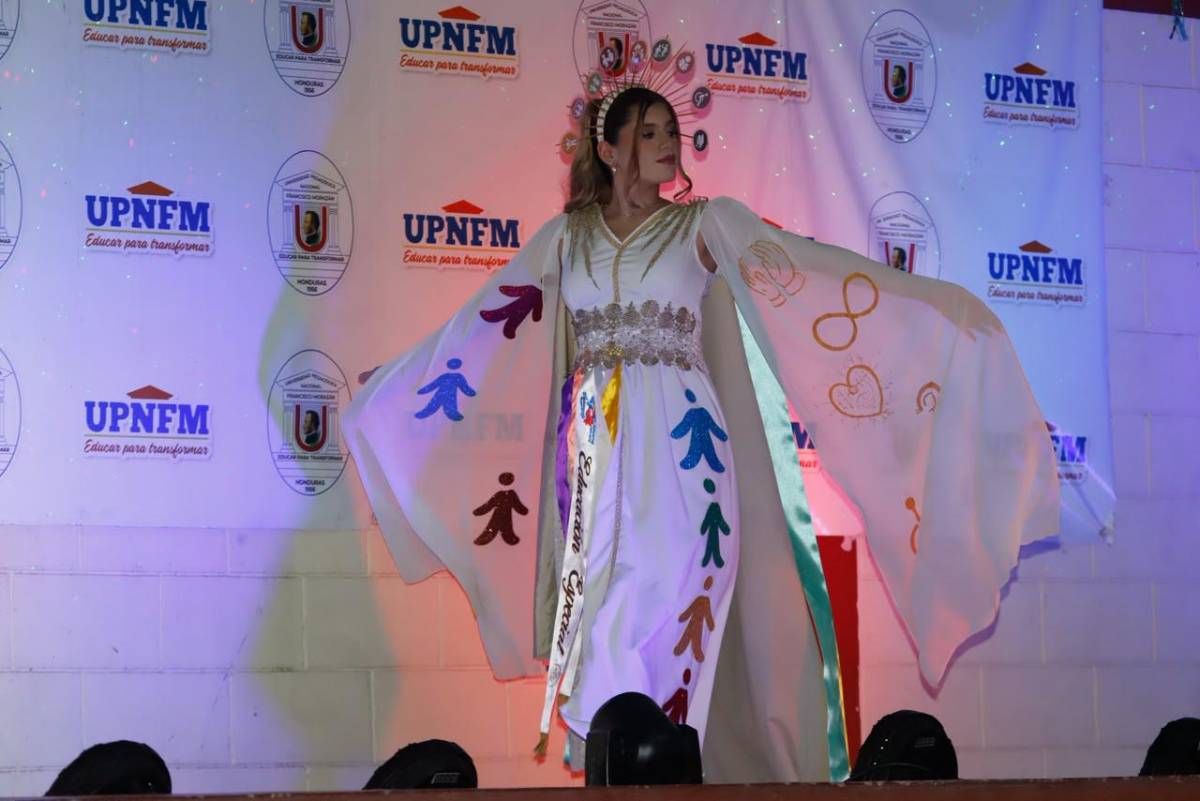 Trajes temáticos y ambiente en la elección de la Señorita Aniversario en la UPNFM-SPS