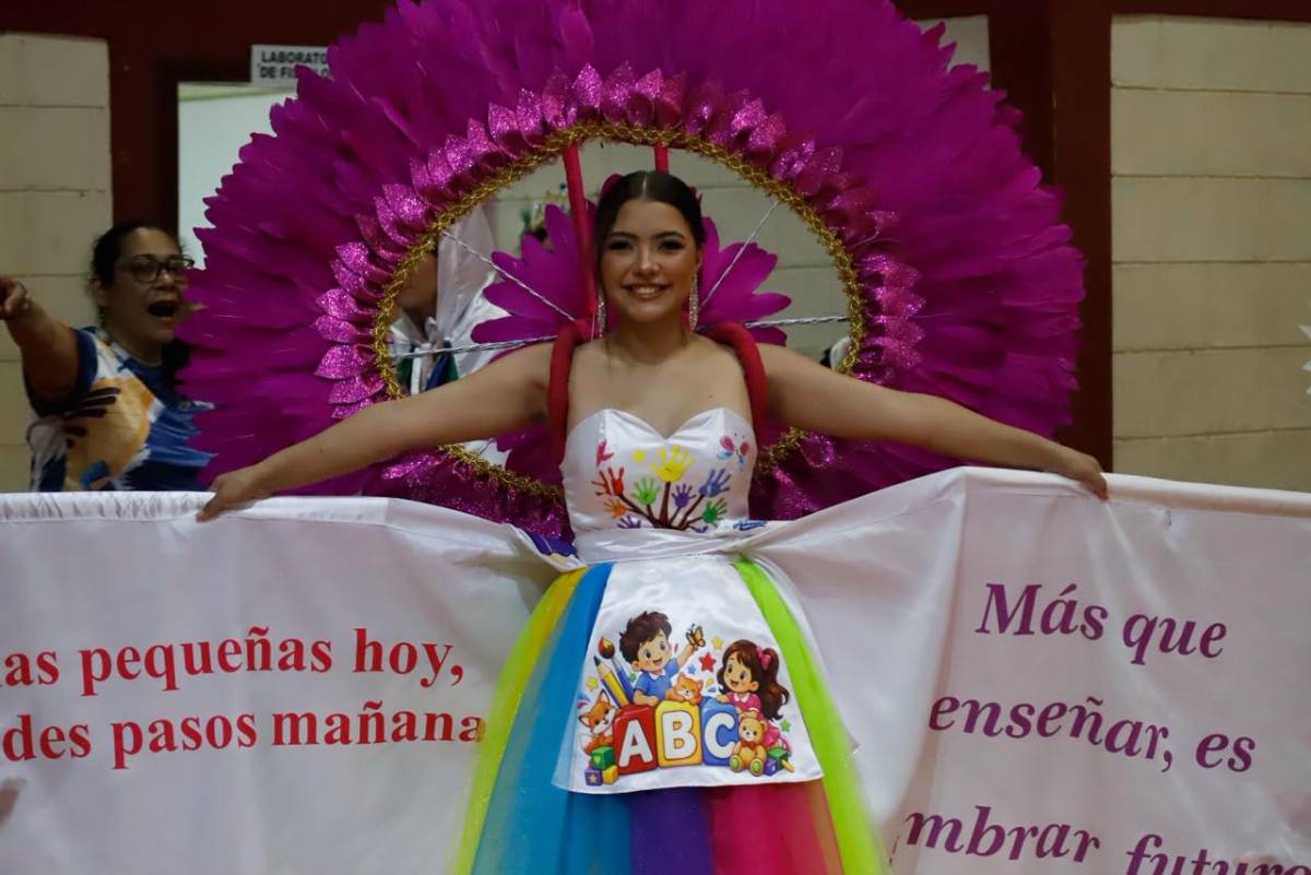 Trajes temáticos y ambiente en la elección de la Señorita Aniversario en la UPNFM-SPS