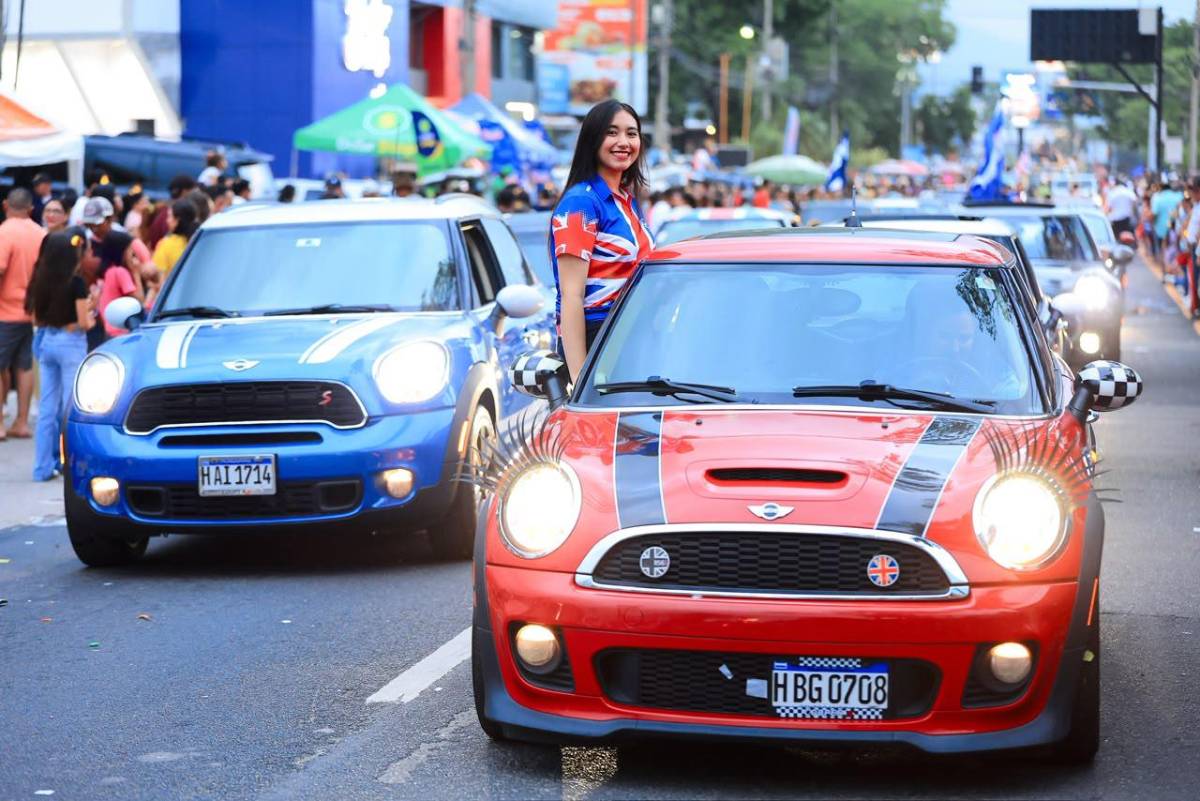 Mototaxis, carros clásicos, racers y motos se roban el show en Desfile de Carrozas de SPS