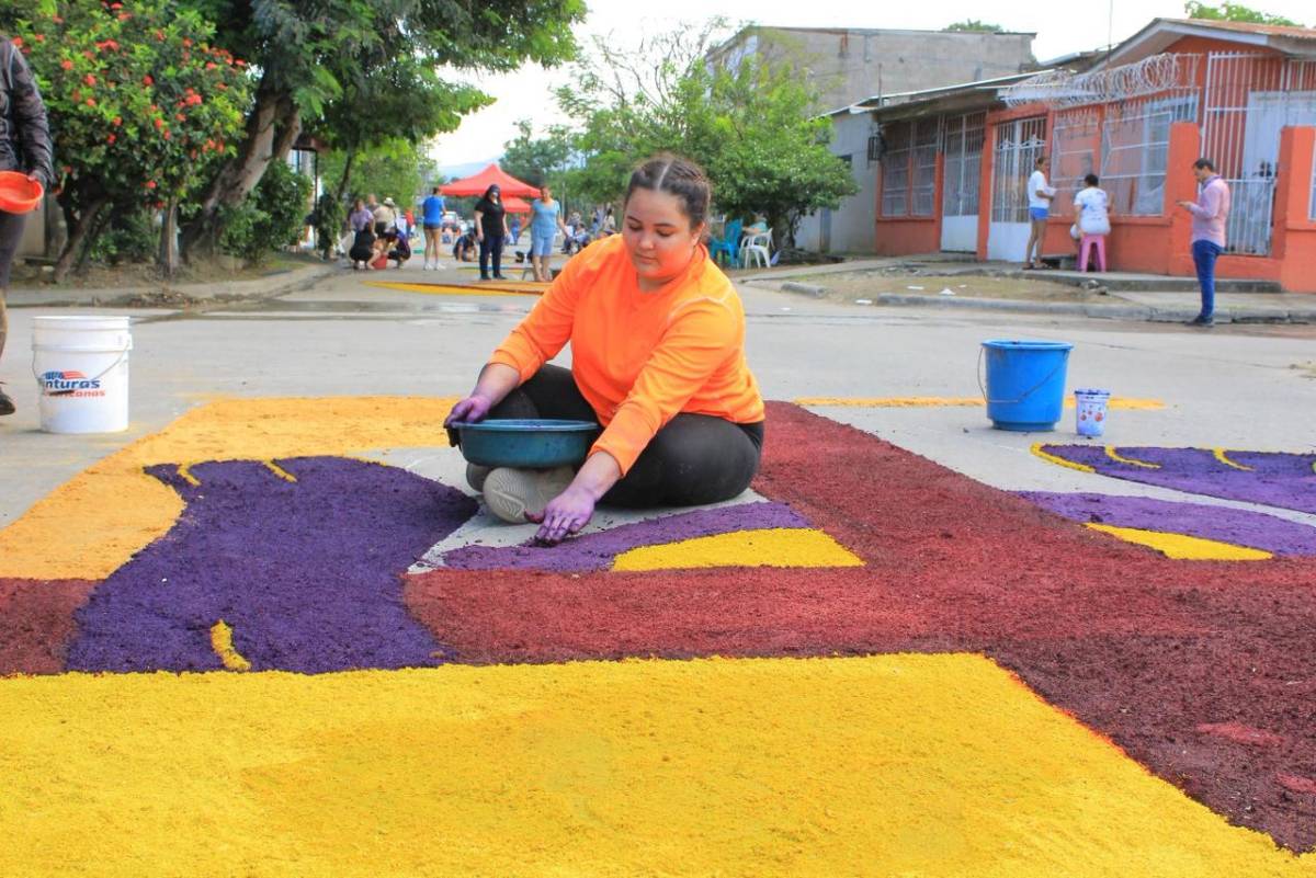 Fe y tradición se entrelazan en las alfombras del Santo Entierro en Barandillas