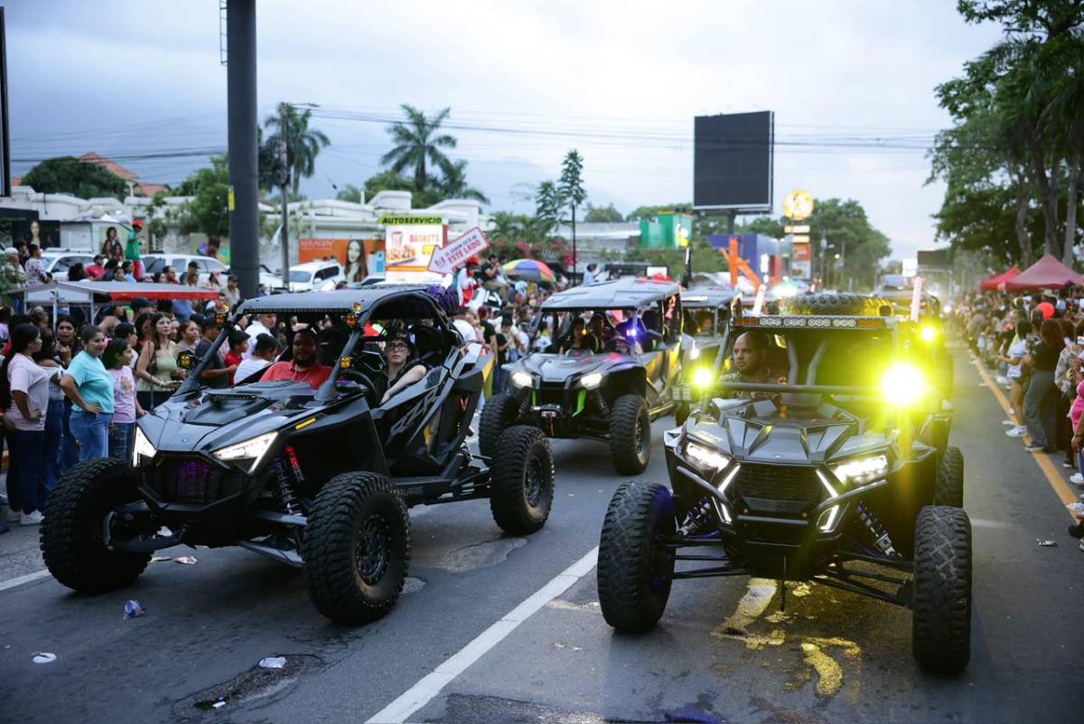 Mototaxis, carros clásicos, racers y motos se roban el show en Desfile de Carrozas de SPS