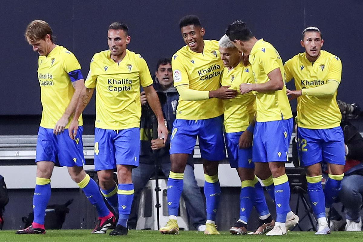 El delantero hondureño celebrando el gol de su compañero Brian Ocampo.