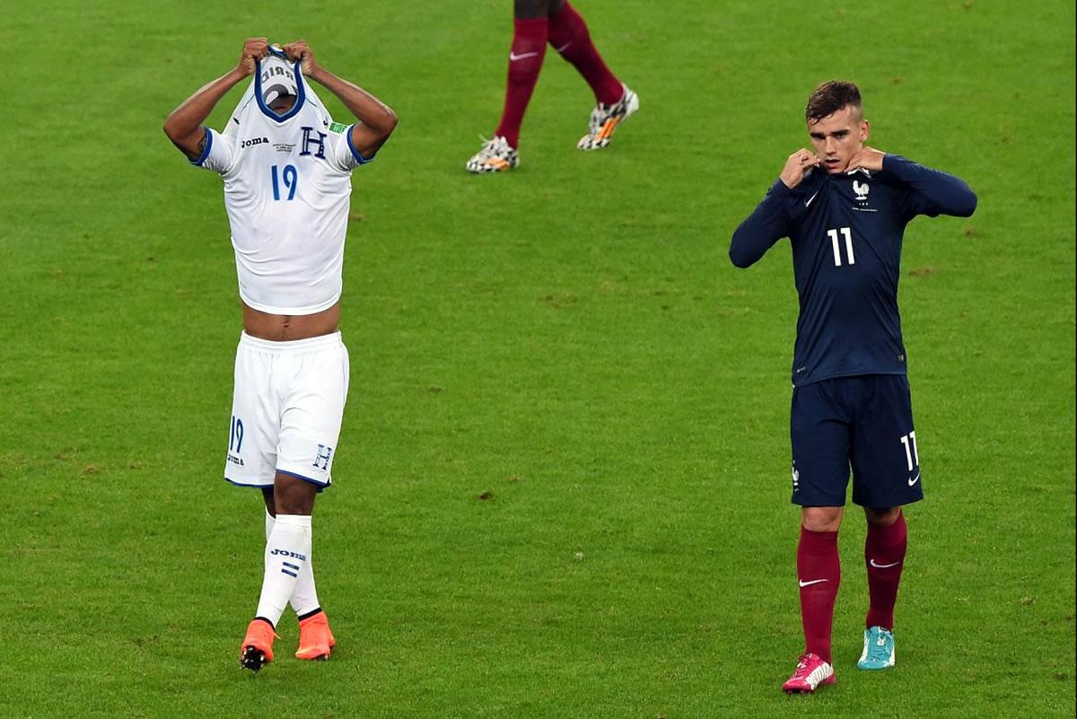 Luis Garrido cambió camiseta con el francés Antoine Griezmann en el Mundial de Brasil 2014.