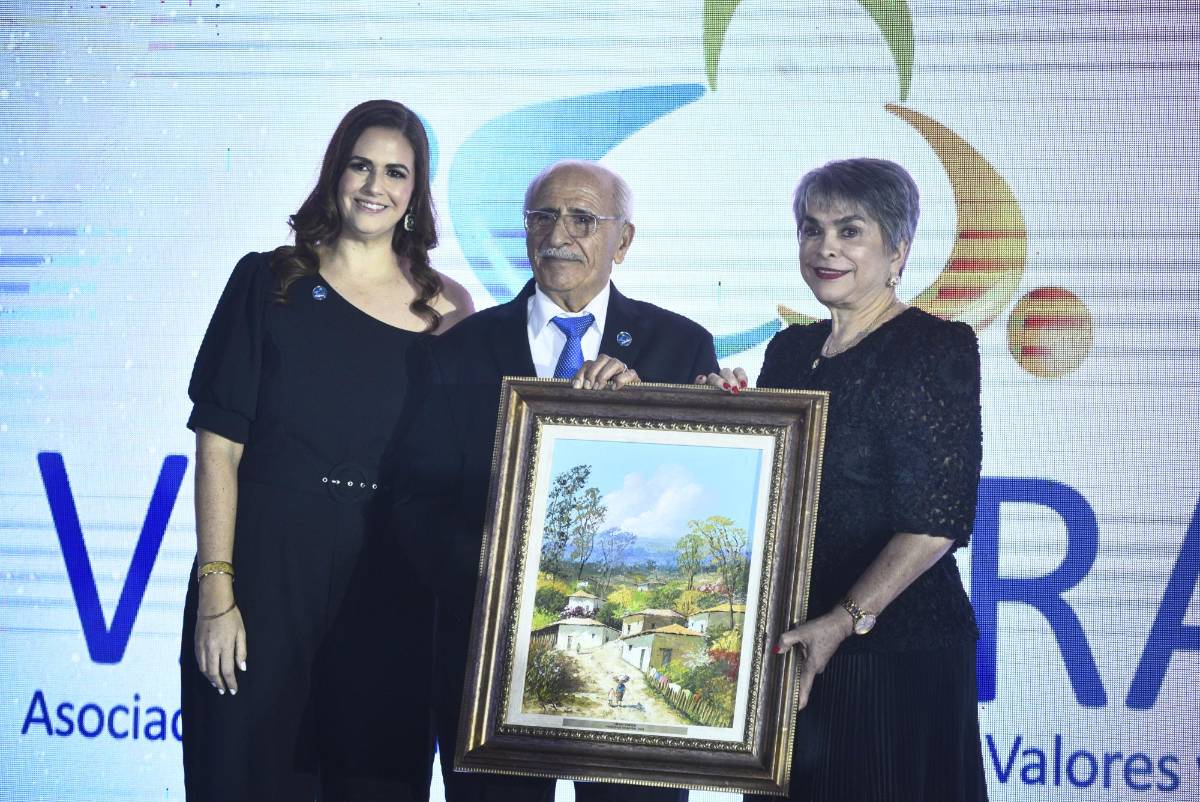 Linda Coello recibe el reconocimiento “Personaje Valmoral 2024”