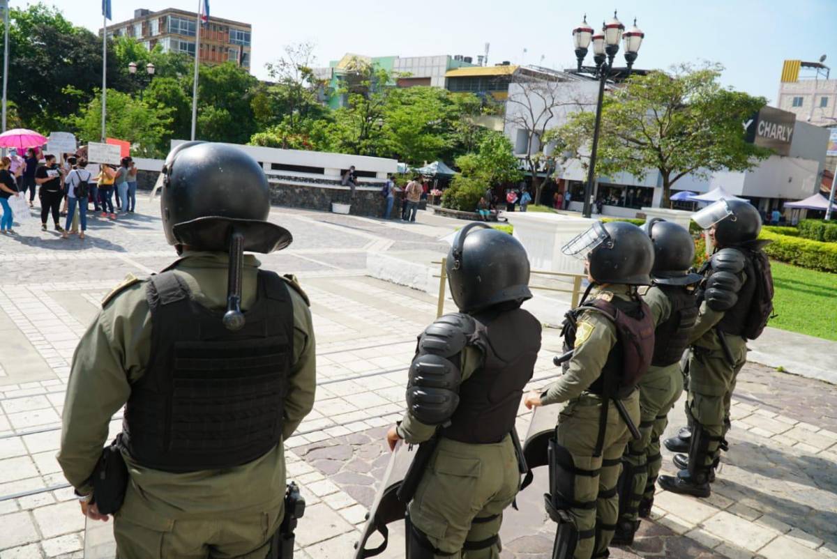 Resguardo policial en la sede de la municipalidad de San Pedro Sula.