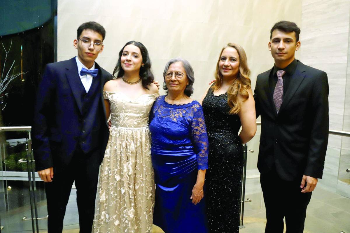 Edis Izaguirre con Stefany Izaguirre, Julia García,Lesbia Cabrera y Noé Izaguirre