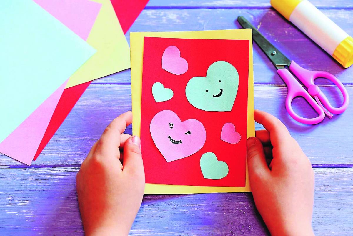 Manualidades con la elaboración de tarjetas es una de las actividades que más entretiene y une a la familia.