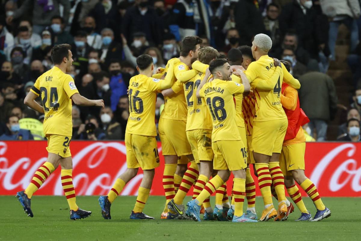 La plantilla del Barcelona festejando la goleada en el clásico. Foto EFE.