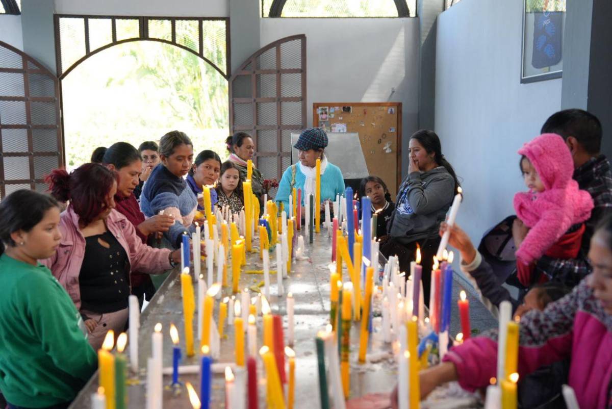 Fieles hondureños desbordan fe ante la virgen de Suyapa