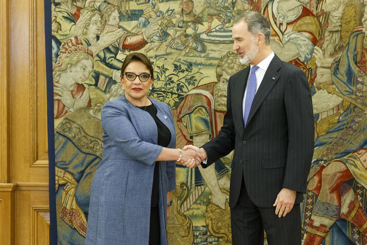El rey Felipe y la presidenta de Honduras, Xiomara Castro, antes de la reunión mantenida este miércoles en el Palacio de la Zarzuela, con motivo de la visita oficial que la mandataria hondureña realiza a España.