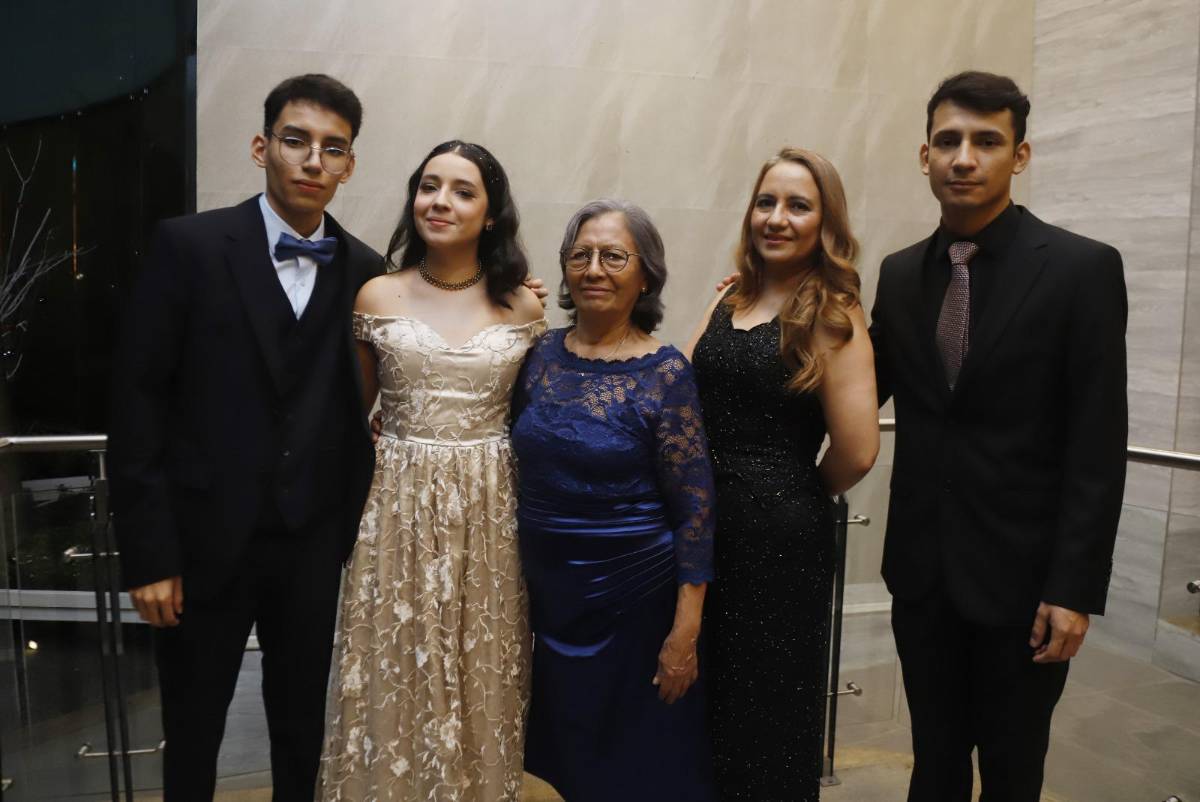 Edis Izaguirre con Stefany Izaguirre, Julia García, Lesbia Cabrera y Noé Izaguirre.