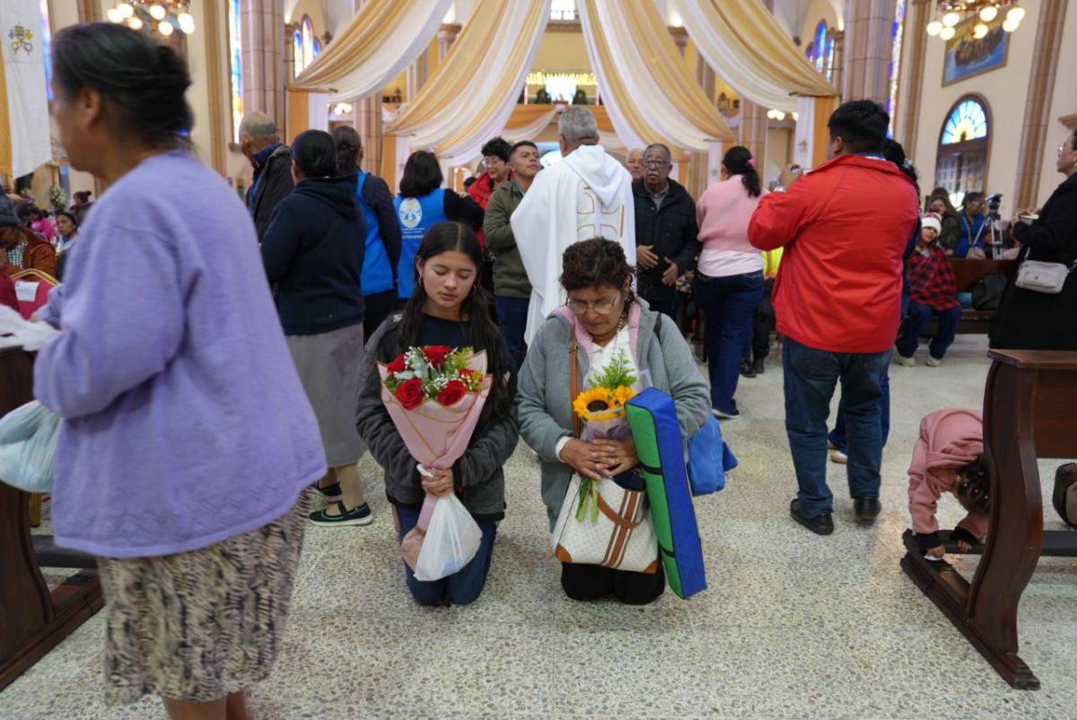 Fieles hondureños desbordan fe ante la virgen de Suyapa