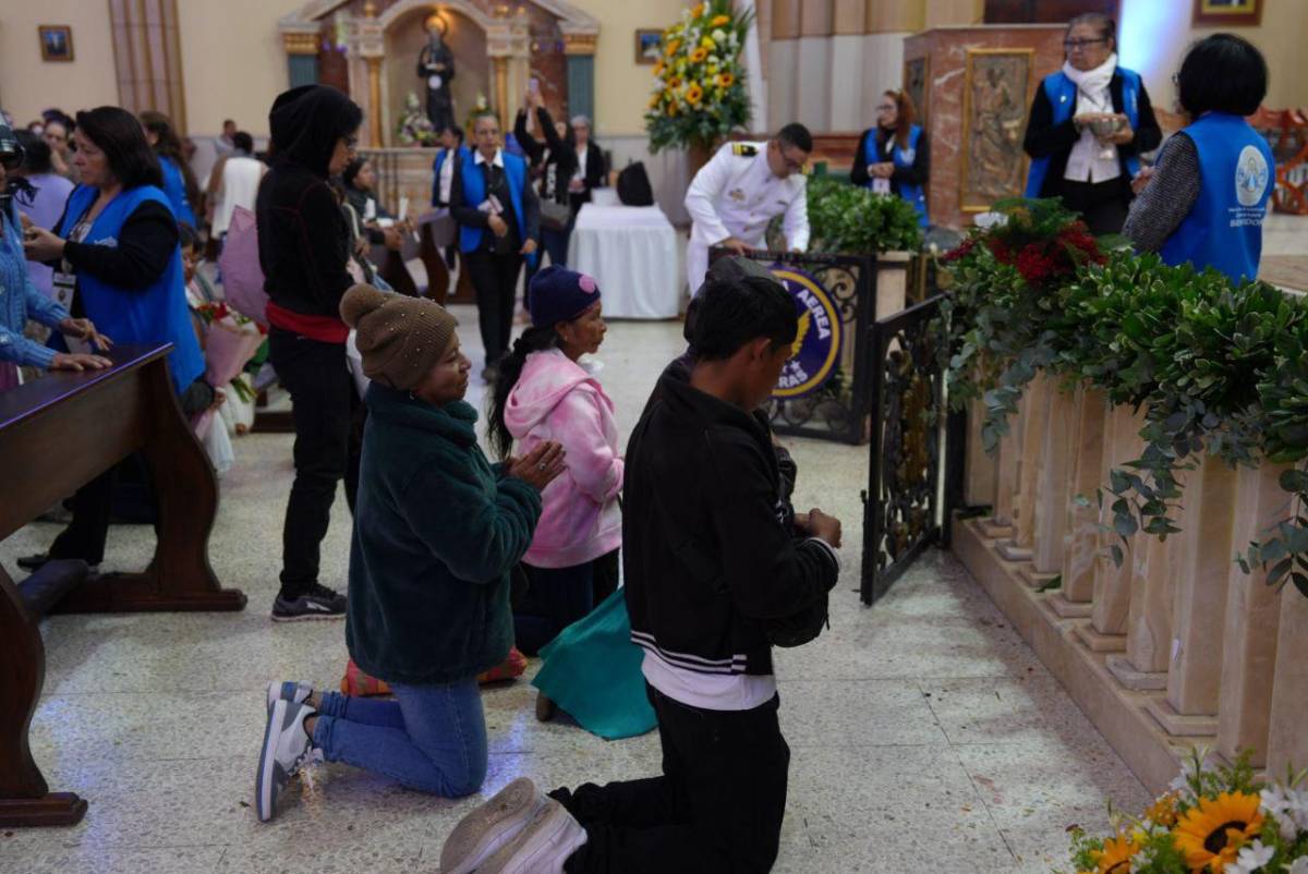 Fieles hondureños desbordan fe ante la virgen de Suyapa