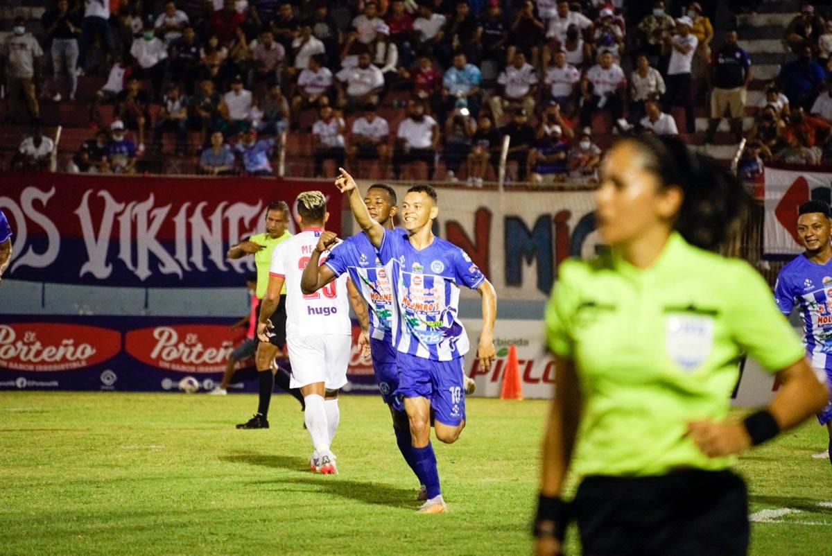 Damin Ramírez festeja tras marcar su gol de penal contra el Olimpia.