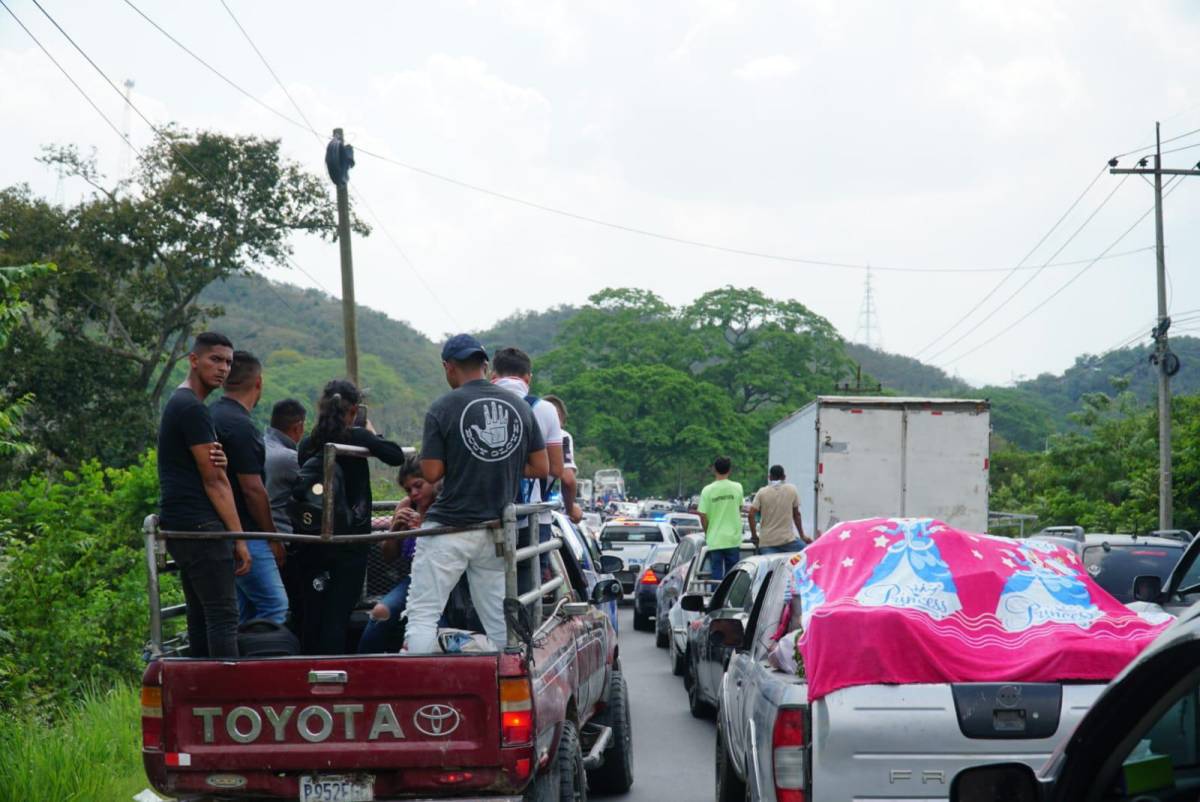 Pese a que ya se liberó la vía, en el sector hay una enorme fila de vehículos esperando transitar. Fotografía: La Prensa / José Cantarero.