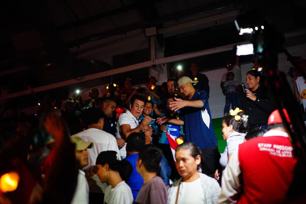 Ambientazo en el gimnasio Municipal para el juego Nicaragua-Honduras
