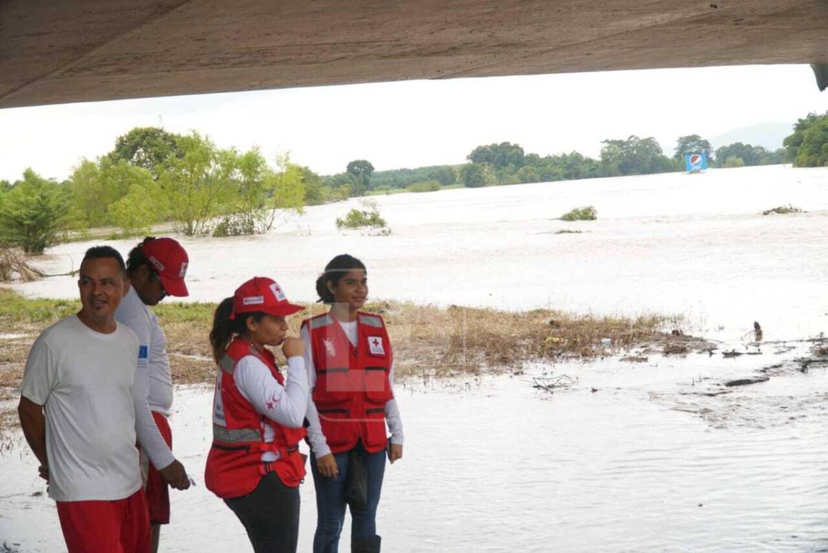 Autoridades y pobladores se mantienen alerta por el nivel del caudal de los ríos Ulúa y Chamelecón que surcan el valle de Sula, zona susceptible a las lluvias.