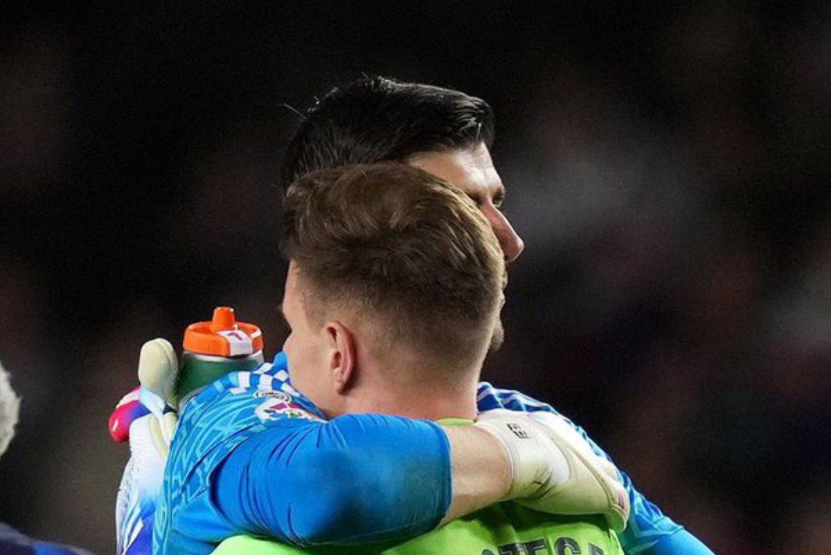 Courtois sorprende a Ter Stegen tras terrible lesión del portero del Barcelona