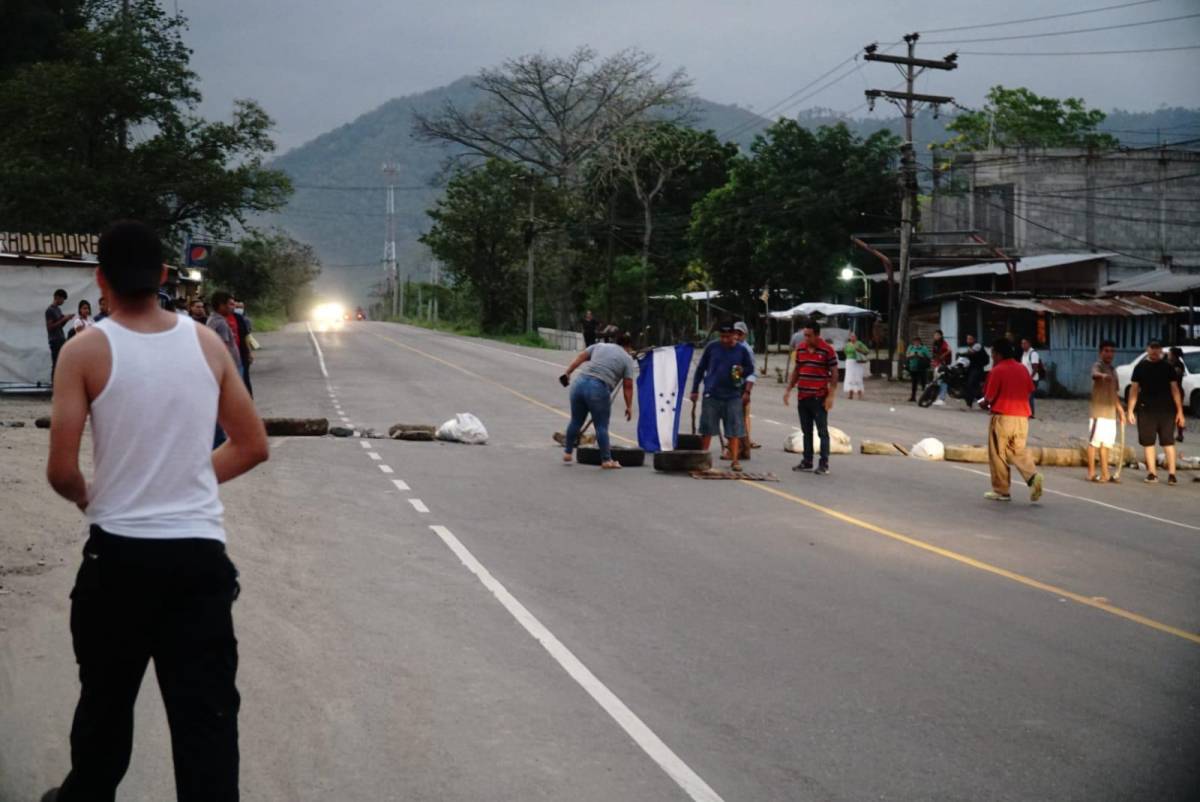 La toma de carretera inició desde tempranas horas de hoy lunes en Cofradía, Cortés. Fotografía: La Prensa / José Cantarero.