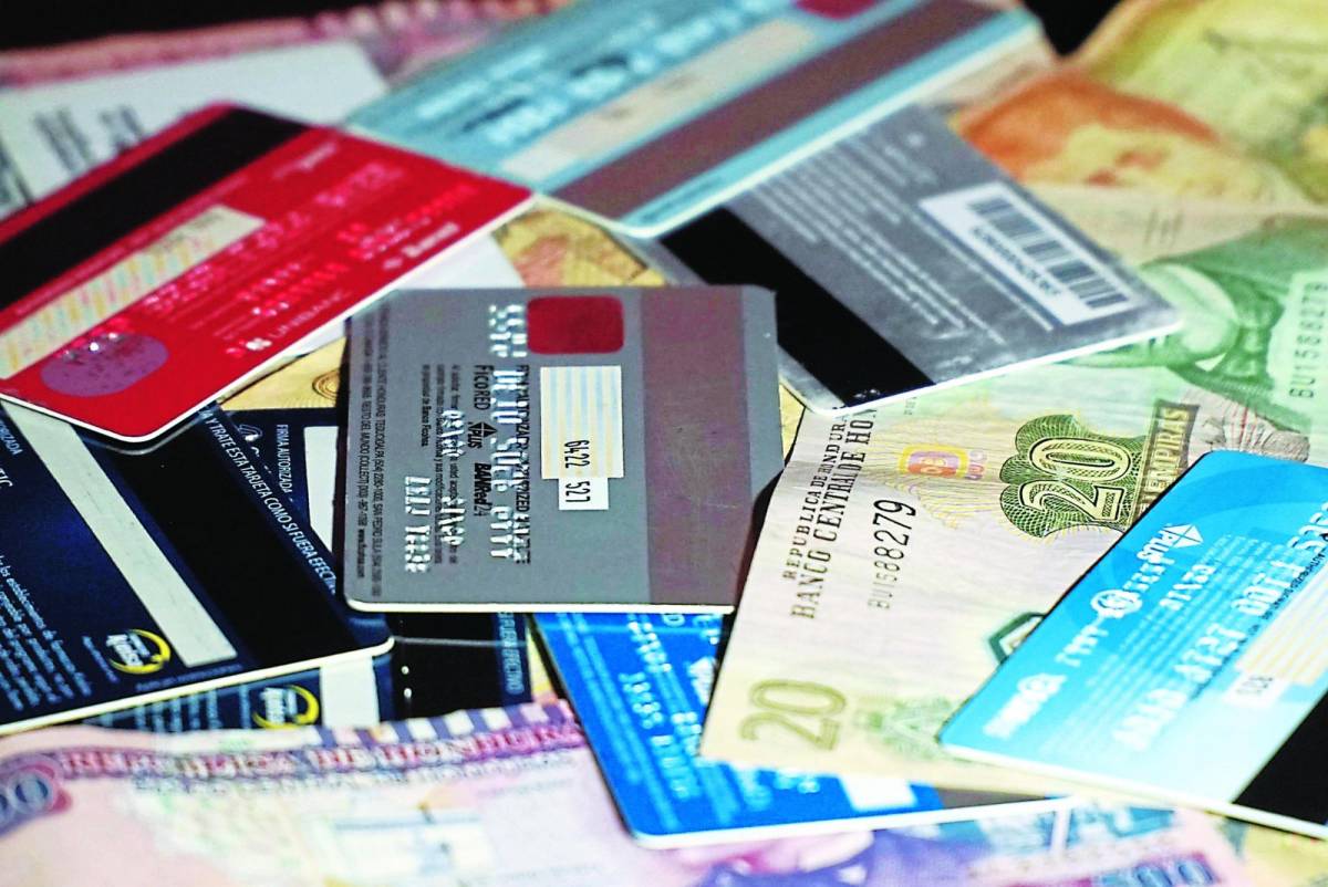 Los tenedores deben conocer consejos y recomendaciones de expertos en finanzas personales para evitar sobreendeudarse con tarjetas de crédito.