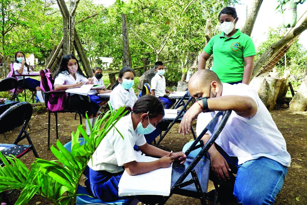 Sponda compartió con los alumnos. El secretario estatal prometió ayuda para resolver la problemática.