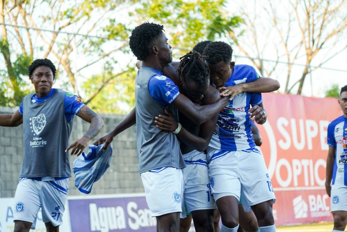 El festejo del “Virus” Martínez con sus compañeros tras anotar el tercer tanto del Victoria ante los Lobos de la UPNFM.