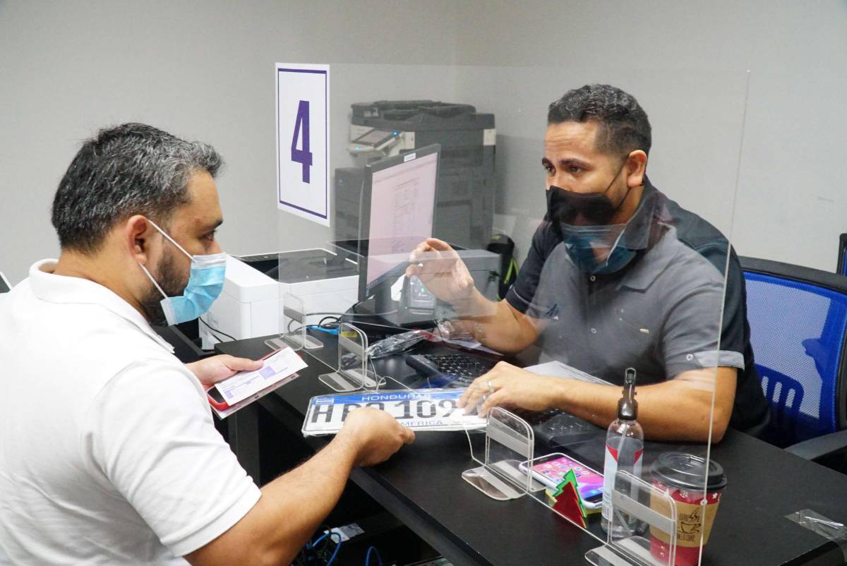 IP entrega placas de metal sólo para algunos vehículos; ¿cuáles?