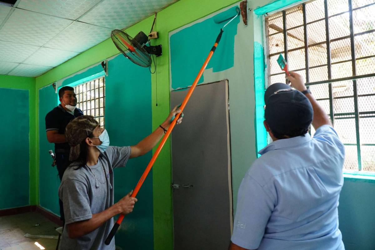 Pintan escuelas; kits de útiles de rotarios llegarán en tres semanas