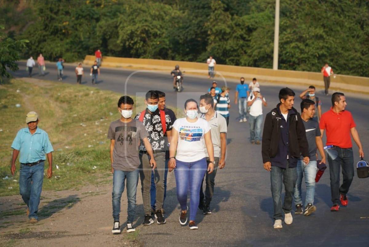 Unos seis kilómetros caminaron trabajadores de maquilas de la zona para intentar llegar a sus trabajos.