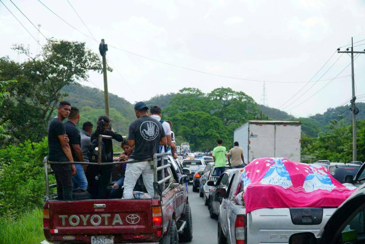 Por protestas en Cofradía, cientos de ciudadanos se quedaron varados por más de siete horas.