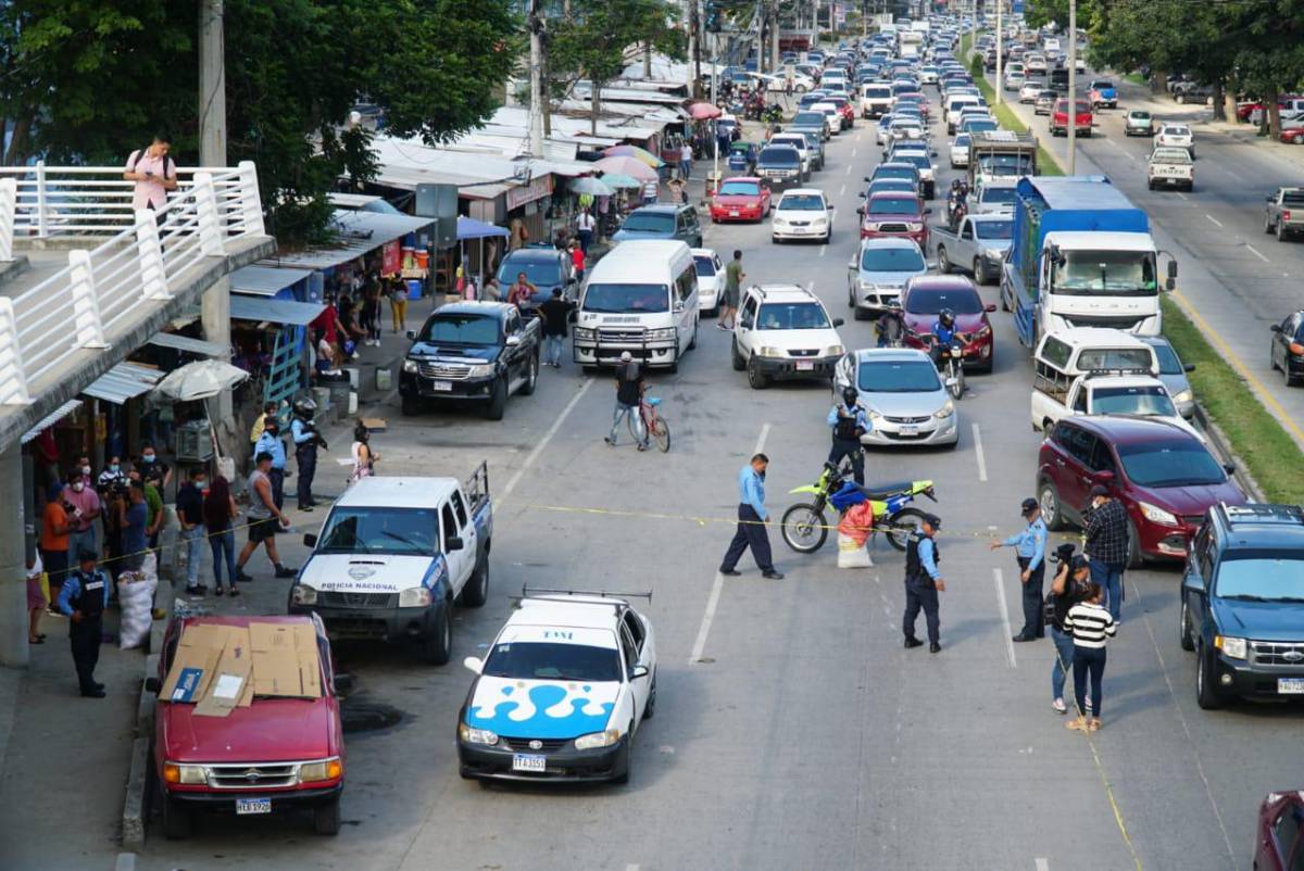 Frente al IHSS se ha formado un fuerte congestionamiento debido a que la Policía acordonó la escena del crimen y en la trocha únicamente quedó habilitado un carril.