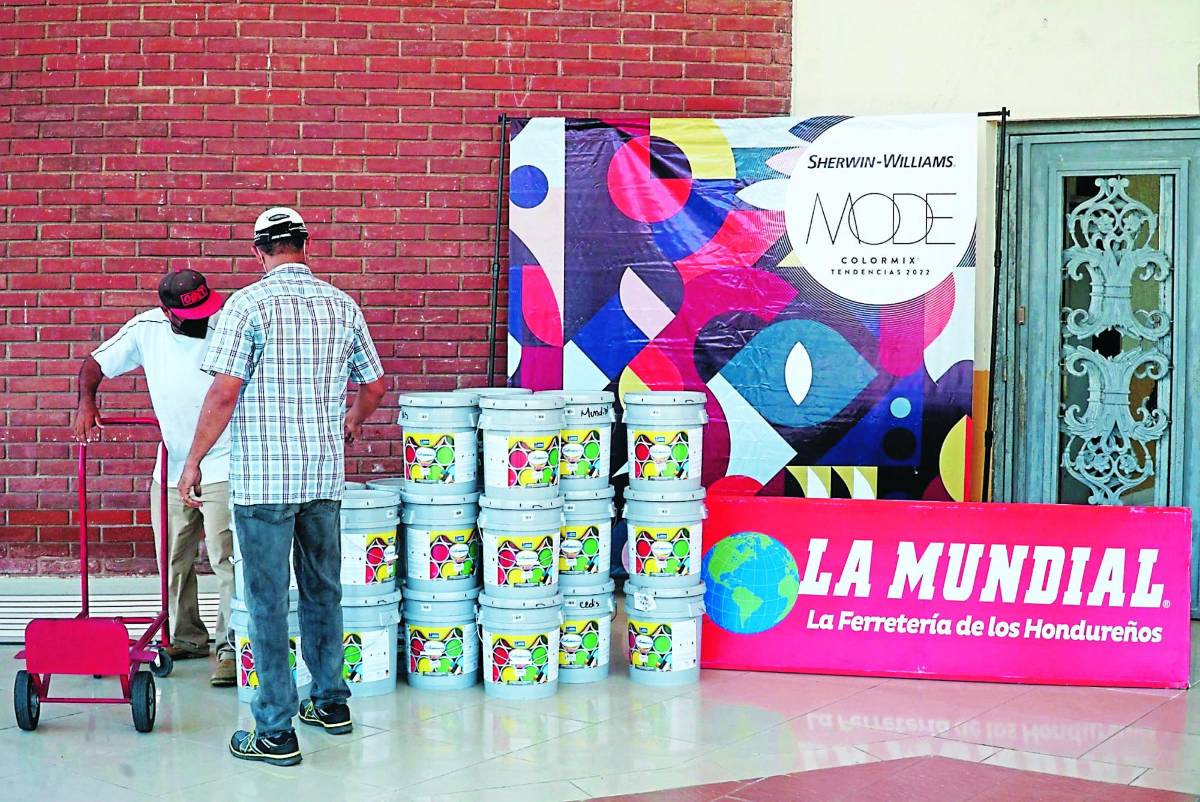 La Mundial y Sherwin Williams donan 375 galones de pintura y sellador para Guanaja