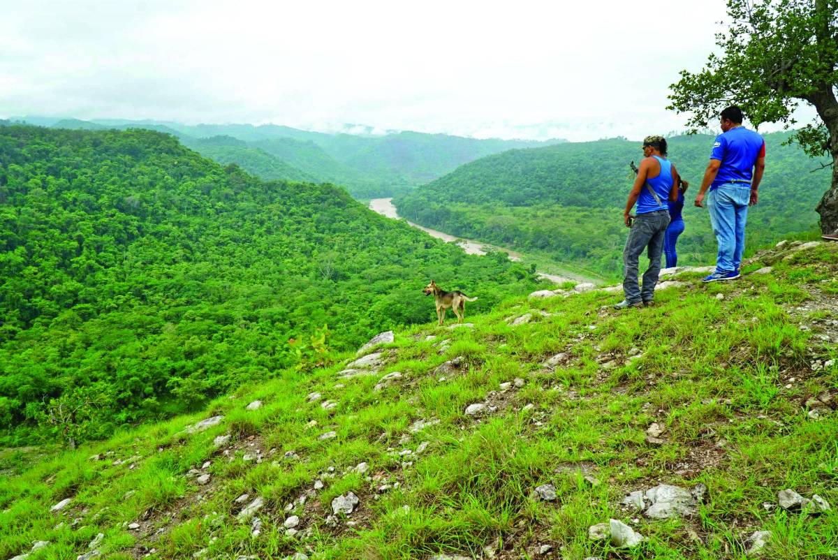 El sitio de la represa se localiza a menos de cinco kilómetros de La Ceibita, la comunidad más cercana. El proyecto tiene en planes más de 30 años. Fotos: Amílcar izaguirre
